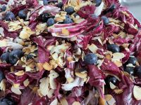 Radicchio, blauwe bes, amandel Radicchio, blauwe bes, amandel